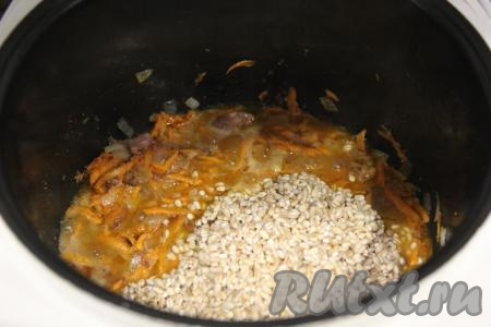 С перловой крупы слить лишнюю жидкость. Выложить перловку в чашу мультиварки к тушёнке с овощами.&nbsp;