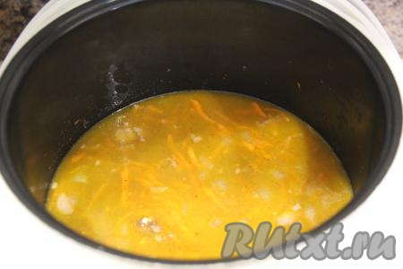 Влить в чашу мультиварки 700 миллилитров воды комнатной температуры, перемешать содержимое. Готовить блюдо под закрытой крышкой в течение 1 часа на режим "Тушение".