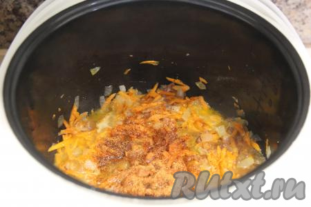 Обжарить тушёнку в течение нескольких минут, разбивая мясо на мелкие кусочки. Всыпать соль и специи по вкусу.&nbsp;