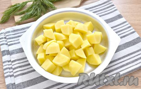 Свеклу промываем и, не очищая от кожуры, выкладываем в небольшую кастрюльку, полностью залив водой, ставим на огонь, варим после закипания до готовности (примерно, 50-60 минут, готовый корнеплод будет легко прокалываться вилкой). Варёную свеклу охлаждаем под холодной водой, очищаем. Лучше отварить свеклу заранее. В кастрюлю, в которой будете варить постный борщ, вливаем 2 литра воды, доводим до кипения. Очищаем и нарезаем на небольшие кубики картошины, перекладываем их в кастрюлю с закипевшей водой, солим, снова даём воде закипеть. После закипания варим картошку на небольшом огне минут 10.