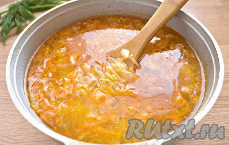 Когда картошка проварится минут 20, добавляем в кастрюлю овощи со сковороды, перемешиваем, варим ещё 10 минут.