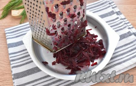 По истечении 10 минут добавляем в кастрюлю натёртую свеклу. Вливаем столовый уксус, который поможет сохранить цвет борща. Перемешиваем, доводим до кипения, варим дальше 5 минут на небольшом огне.