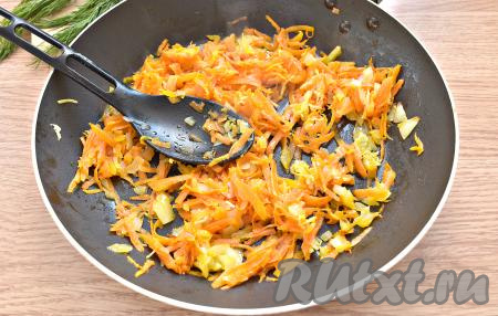 В сковороду вливаем растительное масло, немного его разогреваем, затем выкладываем лук с морковкой и пропущенный через пресс зубчик чеснока, перемешиваем и обжариваем, помешивая, минут 5 на среднем огне.