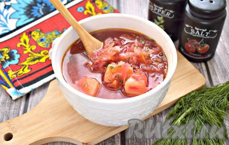 Вкусный, насыщенный, очень аппетитный постный борщ, сваренный со свеклой и свежей капустой, разливаем по тарелкам и сразу подаём к столу.