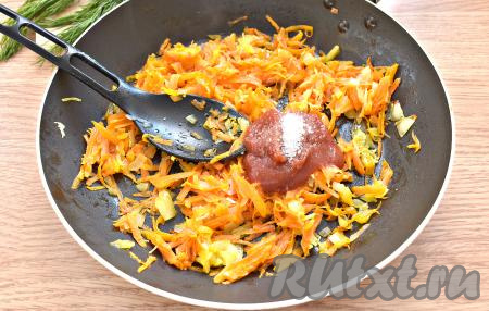 Выкладываем томатную пасту к обжаренным овощам, если паста кислит, добавляем сахар, перемешиваем, вливаем пару столовых ложек овощного бульона из кастрюли. Томим овощи на небольшом огне 5-7 минут.