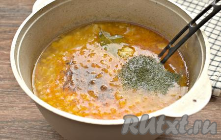 В конце приготовления щи со свининой и свежей капустой перчим по вкусу, если нужно, досаливаем. Я добавила ещё измельчённый зубчик чеснока, сушёный укроп и лавровый лист. Можно использовать зелень замороженную или свежую - на ваш выбор. Снова доводим щи до кипения, провариваем пару минут на небольшом огне и выключаем огонь. Кастрюлю накрываем крышкой. Даём щам настояться 10 минут.