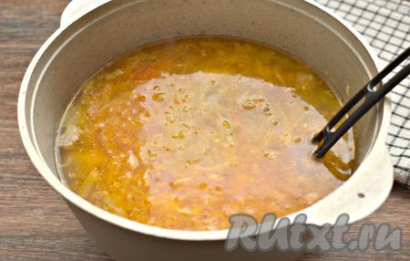 Когда капуста с картошкой станут достаточно мягкими, выкладываем в кастрюлю овощи со сковороды, доводим щи до кипения, а затем провариваем на умеренном огне ещё 7 минут. Остывшую свинину отделяем от костей, нарезаем на кусочки и тоже добавляем в кастрюлю.