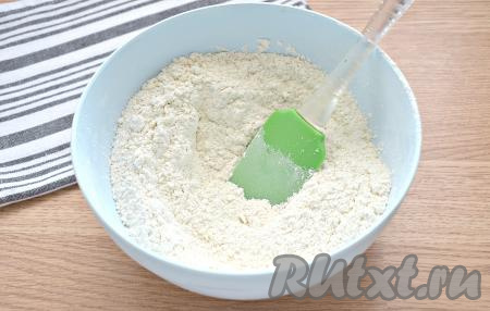 Хорошо перемешиваем получившуюся смесь сухих ингредиентов лопаточкой (или ложкой).