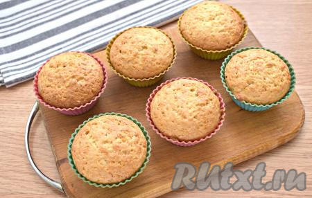 Формочки с тестом ставим на противень, отправляем на 35 минут в духовку, заранее прогретую до 180 градусов. Румяную выпечку достаём из духовки. Маффины, приготовленные с добавлением кокосовой стружки, получаются пышными, ароматными и очень вкусными. Даём им остыть, затем достаём из формочек.