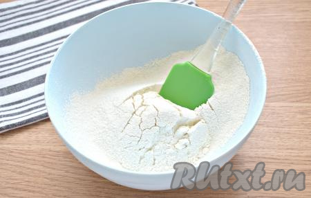 В глубокую миску просеиваем пшеничную муку.