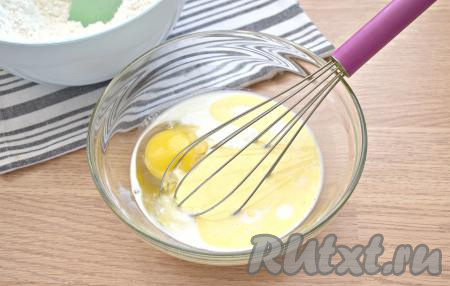 В отдельную миску выкладываем сметану, разбиваем к ней яйца, вливаем молоко комнатной температуры и растопленное заранее сливочное масло.