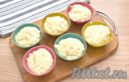 Тесто выкладываем в силиконовые формочки, заполняя их на 2/3 объёма. Мне потребовалось 13 формочек.