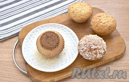 Остывшие маффины перед подачей можно украсить сахарной пудрой. А я предлагаю смазать поверхность маффинов джемом, а затем обмакнуть верхушку выпечки в кокосовую стружку, предварительно насыпанную на тарелку.