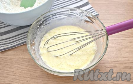 Венчиком перемешиваем молочно-масляную смесь до однородности (примерно, в течение 1 минуты).