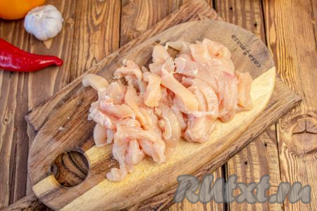 Влейте в чашу мультиварки растительное масло, установите программу "Жарка" на 15 минут. Куриное филе нарежьте на тонкие полоски, выложите в чашу мультиварки и готовьте 4-5 минут, помешивая.