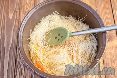 Влейте 400 мл кипятка, посолите и поперчите по вкусу. Установите программу "Тушение" на 15 минут и готовьте до сигнала под закрытой крышкой.