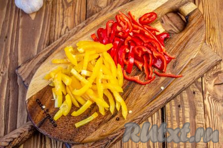 Сладкий перец очистите от семенной коробки, мякоть нарежьте на тонкие полоски. Отправьте в чашу мультиварки и готовьте ещё 3-5 минут, иногда помешивая.