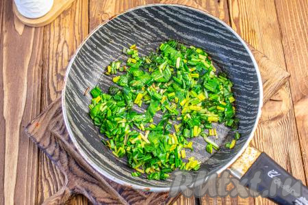 В сковороде нагрейте растительное масло, добавьте нарезанную черемшу и обжарьте на среднем огне, помешивая, в течение 3-4 минут.