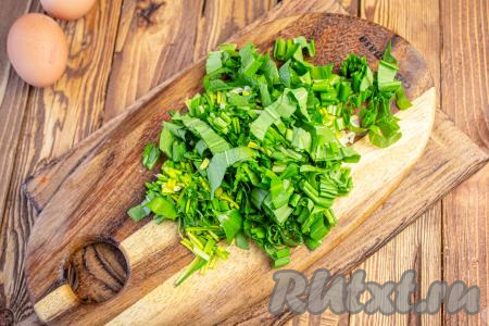 Нарежьте черемшу на небольшие кусочки.