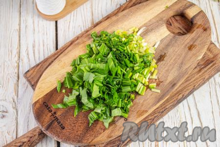 Нарежьте черемшу на небольшие кусочки. 