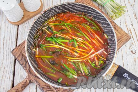 Снимите с плиты готовое блюдо, при необходимости, досолите по вкусу.