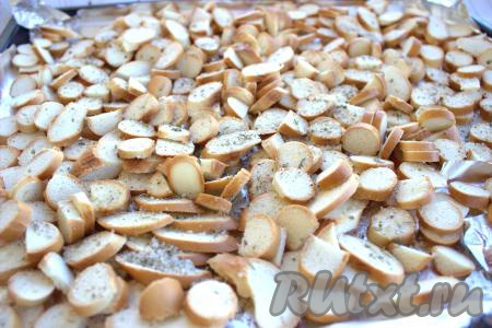 Хорошо перемешать и поставить в разогретую до 180 градусов духовку на 3 минуты. Затем выключить духовку и оставить сухарики в закрытой духовке на 5-7 минут.