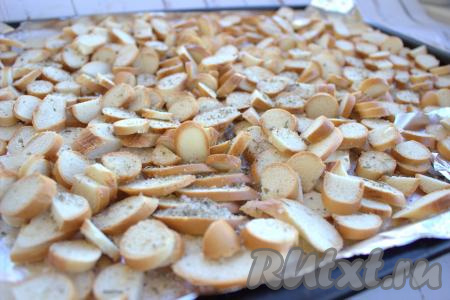 Посыпать специями и солью по вкусу.