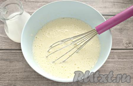 В эту массу вливаем кефир, перемешиваем миксером в течение 30 секунд (до однородности).