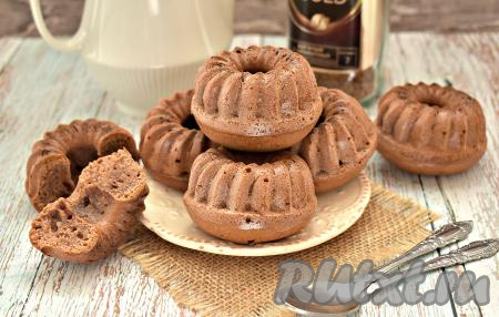 Вкусные, ароматные шоколадные кексы, замешанные на кефире, достаём из духовки, остужаем, вынимаем из формочек. Аппетитные порционные маффины подаём к чашке кофе или чая.&nbsp;