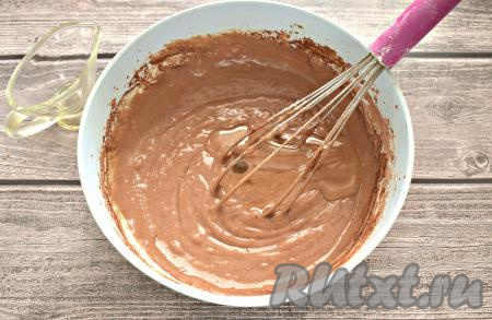 Вливаем растительное масло, перемешиваем. Частями добавляя оставшуюся муку, замешиваем однородное, в меру вязкое тесто, напоминающее сметану средней жирности. Добавляя муку, ориентируйтесь на густоту замешиваемого теста, а не на количество муки, указанное в ингредиентах. Ведь количество муки, которое придётся добавить зависит и от жирности кефира, и от величины яиц, и от качества самой муки.