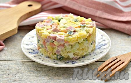 Салат с ветчиной, морковью и огурцом