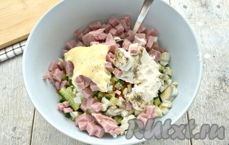 В салат из картофеля, ветчины, варёной моркови, свежего огурца и яиц добавляем майонез и сметану, перчим и солим по вкусу, тщательно перемешиваем.