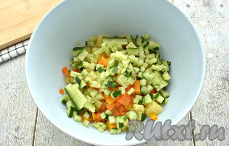 Сюда же выкладываем нарезанный на маленькие кубики огурец.