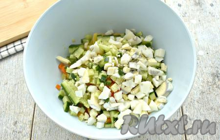 Добавляем в миску нарезанные на маленькие кубики яйца.