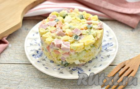 Вкусный, сытный салат, приготовленный с ветчиной, морковью и огурцом, можно подать к столу в общем салатнике или выложив его порционно. Я подала его порционно, сформировав с помощью кулинарного кольца (получилось 3 порции).