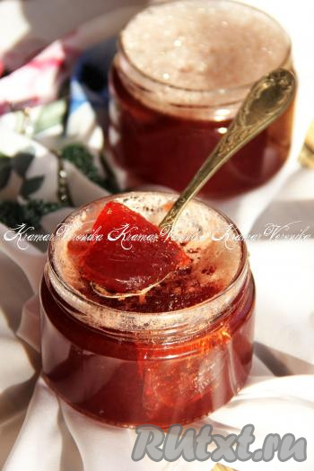 Посмотрите, каким плотным и красивым получилось желе, приготовленное из варенья с желатином в домашних условиях. Этот в меру сладкий, очень вкусный десерт несомненно понравится многим!