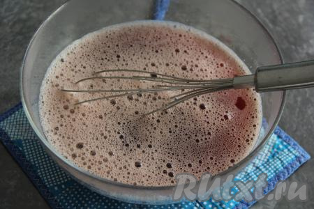 В горячую процеженную жидкость добавить набухший желатин и перемешать венчиком до полного растворения желатина. Я слегка взбила массу венчиком и на поверхности появилась пенка.&nbsp;