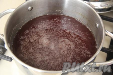 Кастрюлю с вареньем, залитым водой, поставить на огонь, довести до кипения и проварить на небольшом огне 3-4 минуты, убрать с огня.&nbsp;