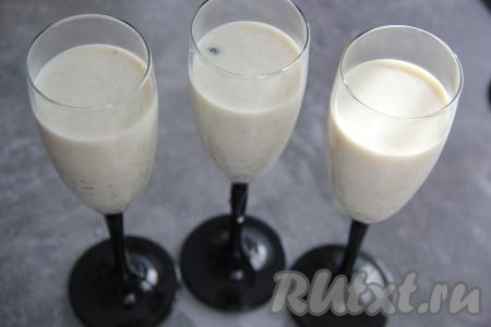 Разлить массу по фужерам (у меня получилось 3 порции), креманкам или силиконовым формам и поставить в холодильник на 1 час.&nbsp;