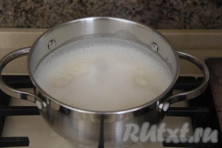 На среднем огне довести молоко до кипения. Убавить огонь и варить 2-3 минуты.&nbsp;