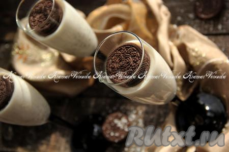 Когда желе "схватится", выложить, по желанию, сверху печенье "Орео" и поставить в холодильник до полного застывания. Посмотрите, какой красивый десерт получился. Вкусное, нежнейшее, в меру сладкое молочное желе, приготовленное с агар-агаром, понравится и детишкам, и взрослым!