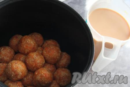 Для приготовления томатно-сметанного соуса соединить в глубокой ёмкости 700 миллилитров воды, томатную пасту и сметану, перемешать до однородного состояния, можно немного посолить.