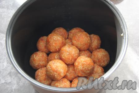 ​​​​​​​Сформировать тефтели любого размера и выложить в чашу мультиварки.&nbsp;