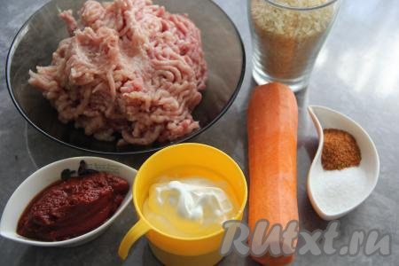 Подготовить продукты для приготовления тефтелей в томатно-сметанном соусе в мультиварке. Фарш можно использовать любой покупной, я пропустила кусочки свинины и куриной грудки через мясорубку. Морковь почистить.&nbsp;