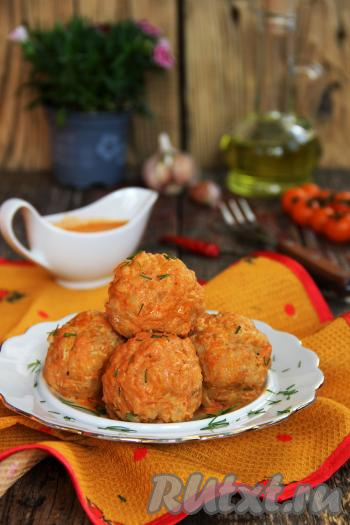 После звукового сигнала нежные тефтели можно будет раскладывать из чаши мультиварки по тарелкам. Это блюдо можно подать практически с любым гарниром, поливая его аппетитнейшим томатно-сметанным соусом, образовавшимся в процессе тушения.&nbsp;
