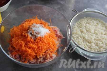 Рис откинуть на сито и оставить на несколько минут, чтобы стекла вода.&nbsp;