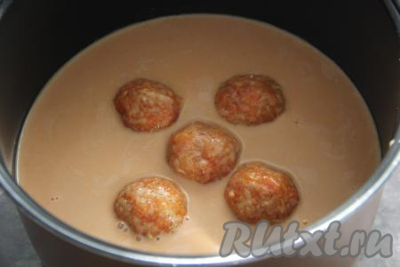 Получившийся томатно-сметанный соус влить в чашу мультиварки с тефтелями.&nbsp;