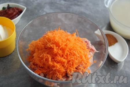 Натереть морковку на мелкой тёрке и выложить к фаршу.&nbsp;