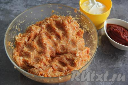 Хорошо вымесить фарш с рисом и со специями.&nbsp;