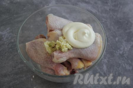 Также выложить майонез.